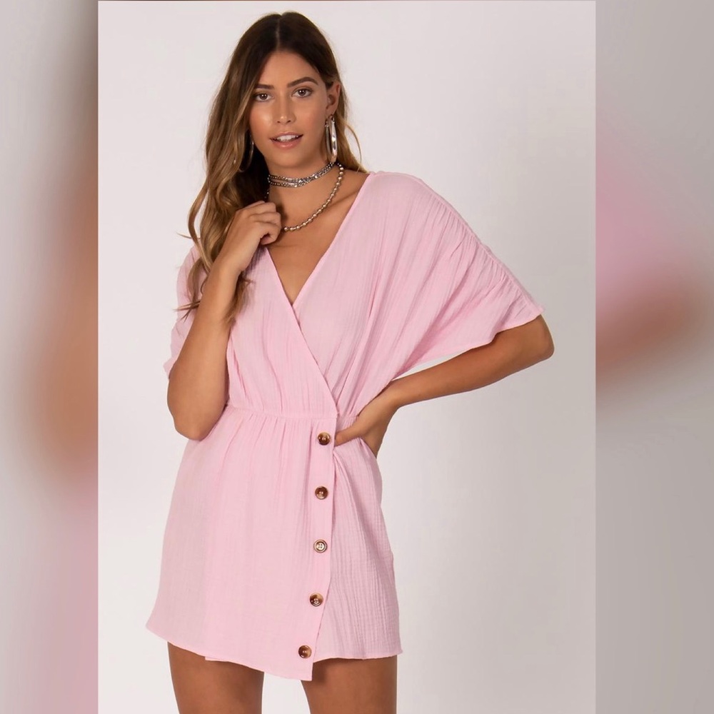 Adorable and light pink dress!
